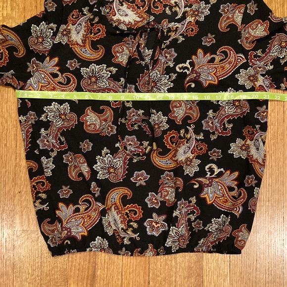 Beautiful Black and Red Print Top Size Medium - Picture 7 of 10